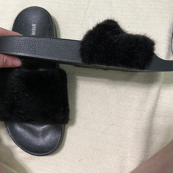 STEVE MADDEN FAUX FUR SLIDES - Picture 4 of 5